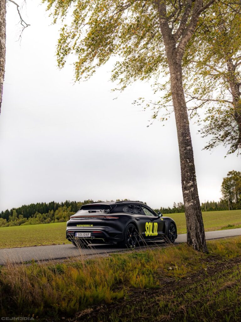 Porsche Taycan fra Solid Trafikkskole sett skrått bakfra