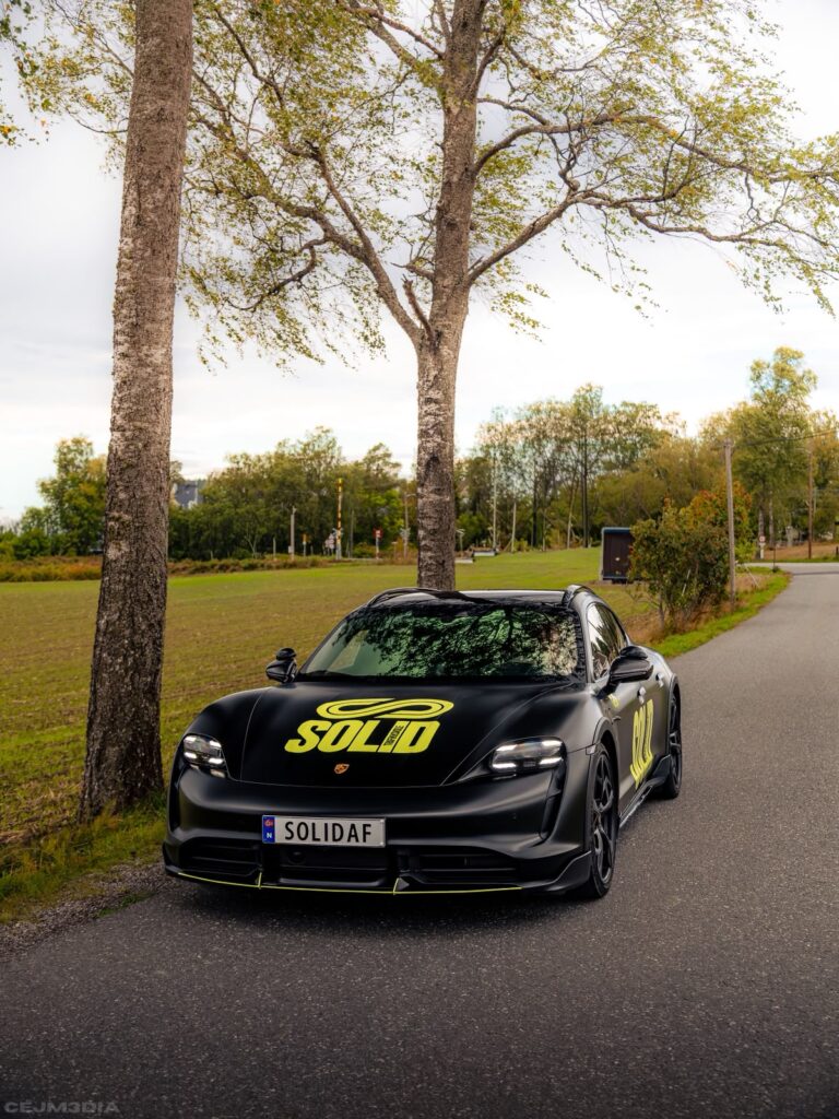 Solid Trafikkskoles Porsche Taycan sett forfra på landevei