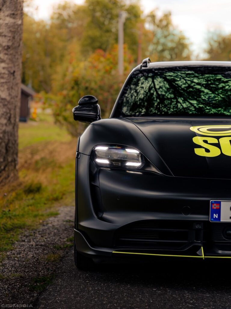 Frontlykt og front på Porsche Taycan med Solid-folie