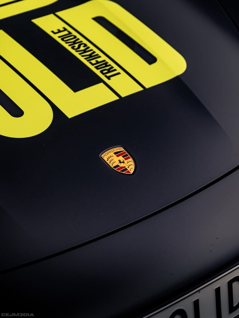 Solid Trafikkskole-logo på panseret til Porsche Taycan
